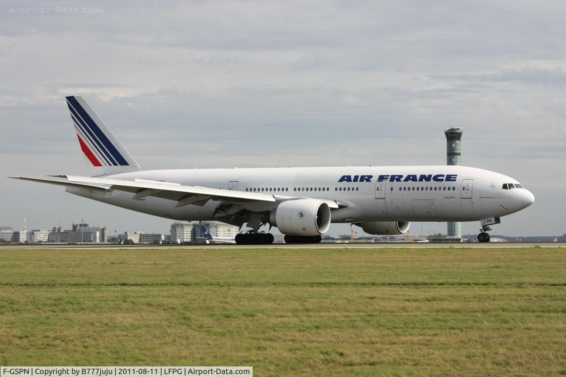 F-GSPN, 2000 Boeing 777-228/ER C/N 29011, on landing at CDG