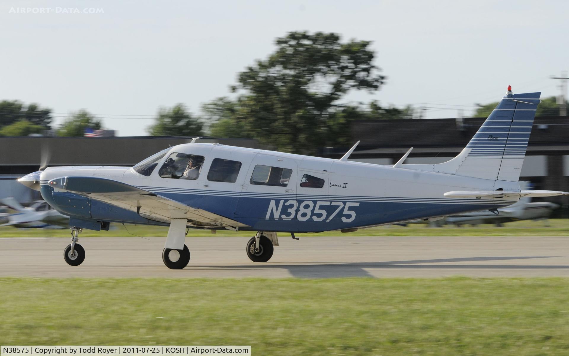 N38575, 1977 Piper PA-32R-300 Cherokee Lance C/N 32R-7780444, AIRVENTURE 2011
