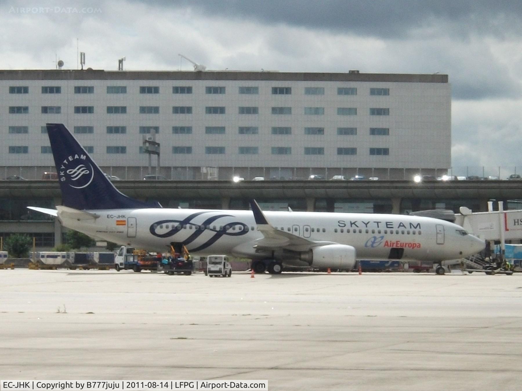 EC-JHK, 2005 Boeing 737-85P C/N 33975, on transit at CDG with Skyteam peint
