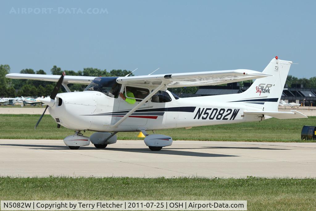 N5082W, 2001 Cessna 172S C/N 172S8970, 2001 Cessna 172S, c/n: 172S8970 at 2011 Oshkosh