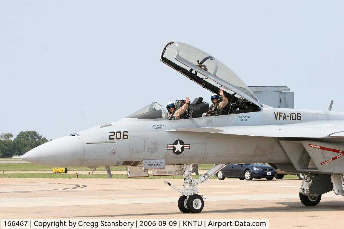 166467, Boeing F/A-18F Super Hornet C/N F102, Woody & Blade wave at the crowd after their demo.