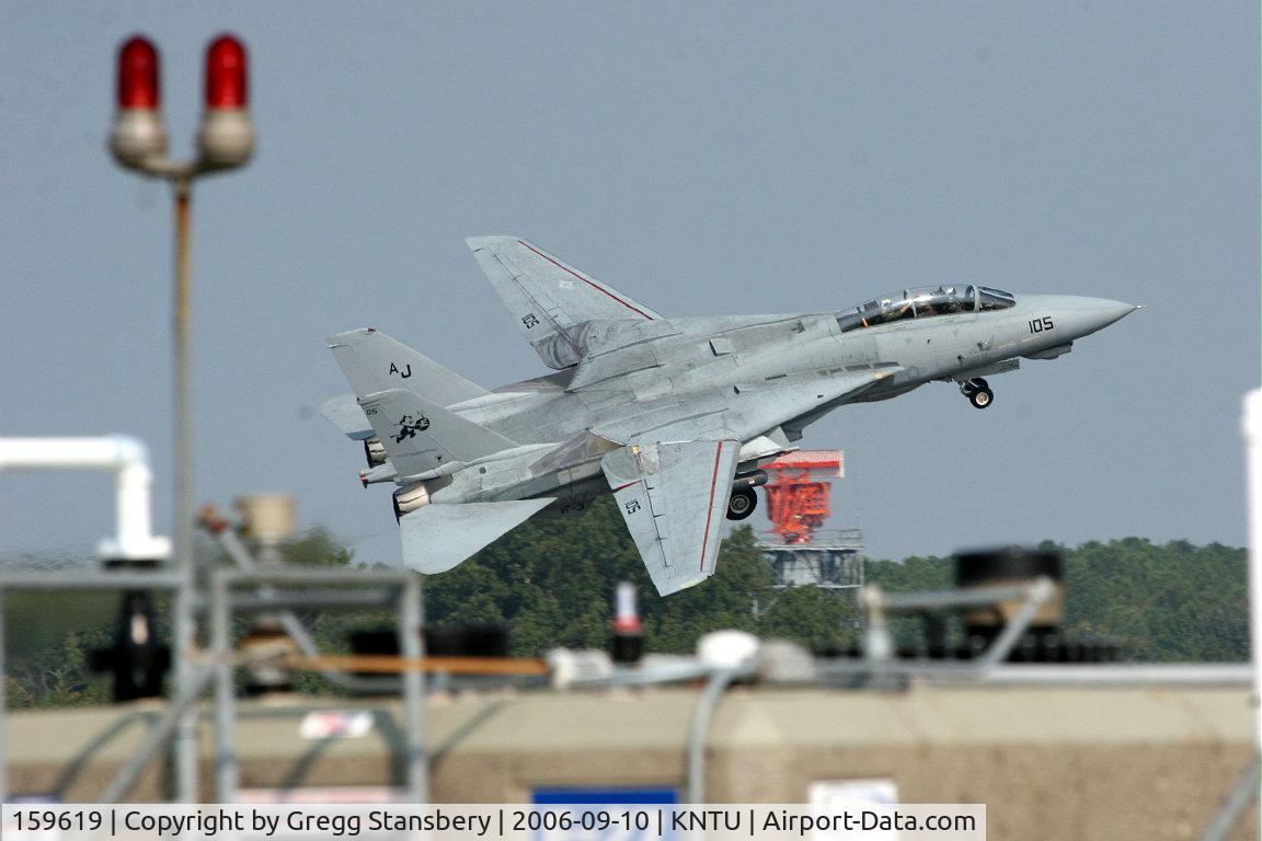 159619, Grumman F-14A Tomcat C/N 166, Nice hard bank just after takeoff by one of the F-14 demo aircraft.