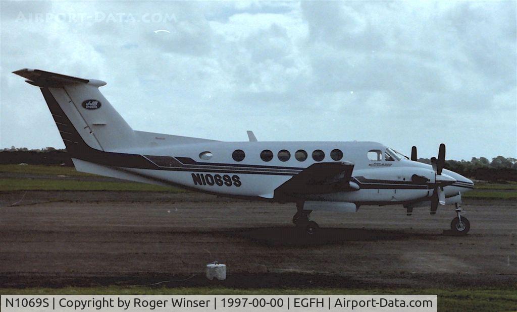 N1069S, 1996 Raytheon B200 King Air C/N BB-1549, Visiting Super King Air operated by JJB Sports.