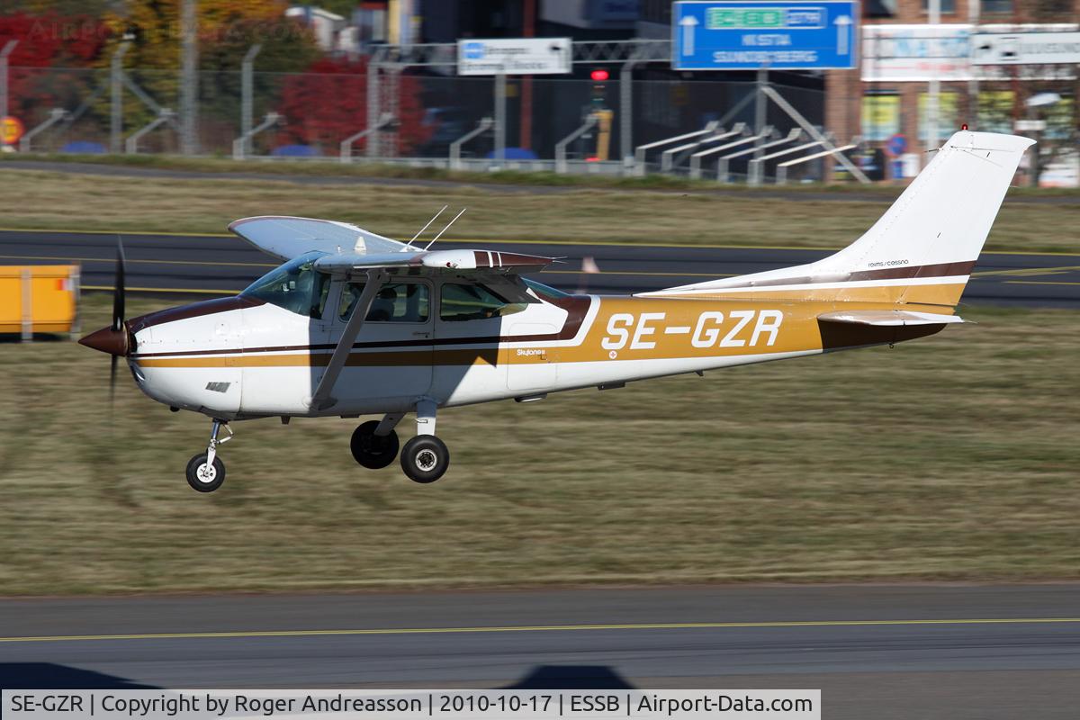 SE-GZR, 1976 Cessna F182P Skylane II C/N F18200018, Landing rwy 30