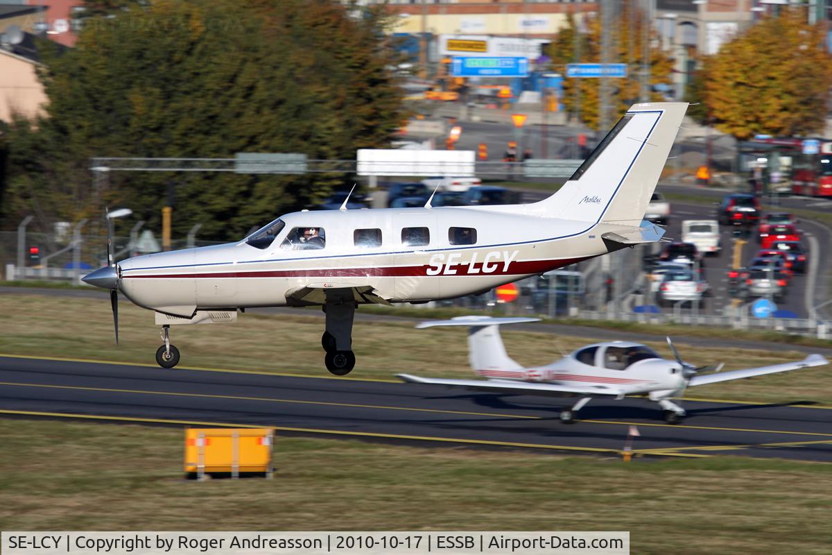 SE-LCY, 1986 Piper PA-46-310P Malibu C/N 46-08016, On final to runway 30.