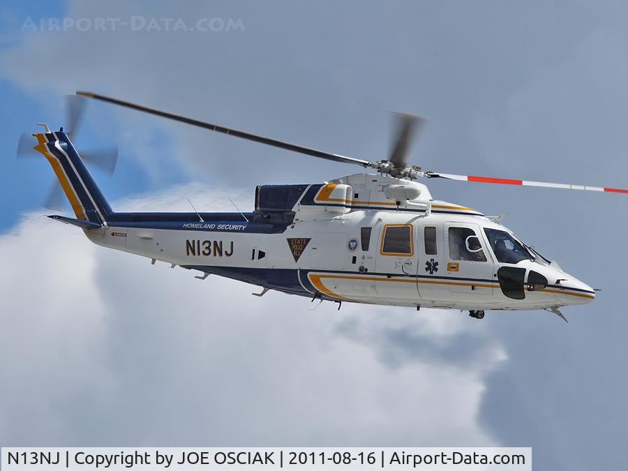 N13NJ, 1988 Sikorsky S-76B C/N 760346, Flying over the boardwalk in Atlantic City