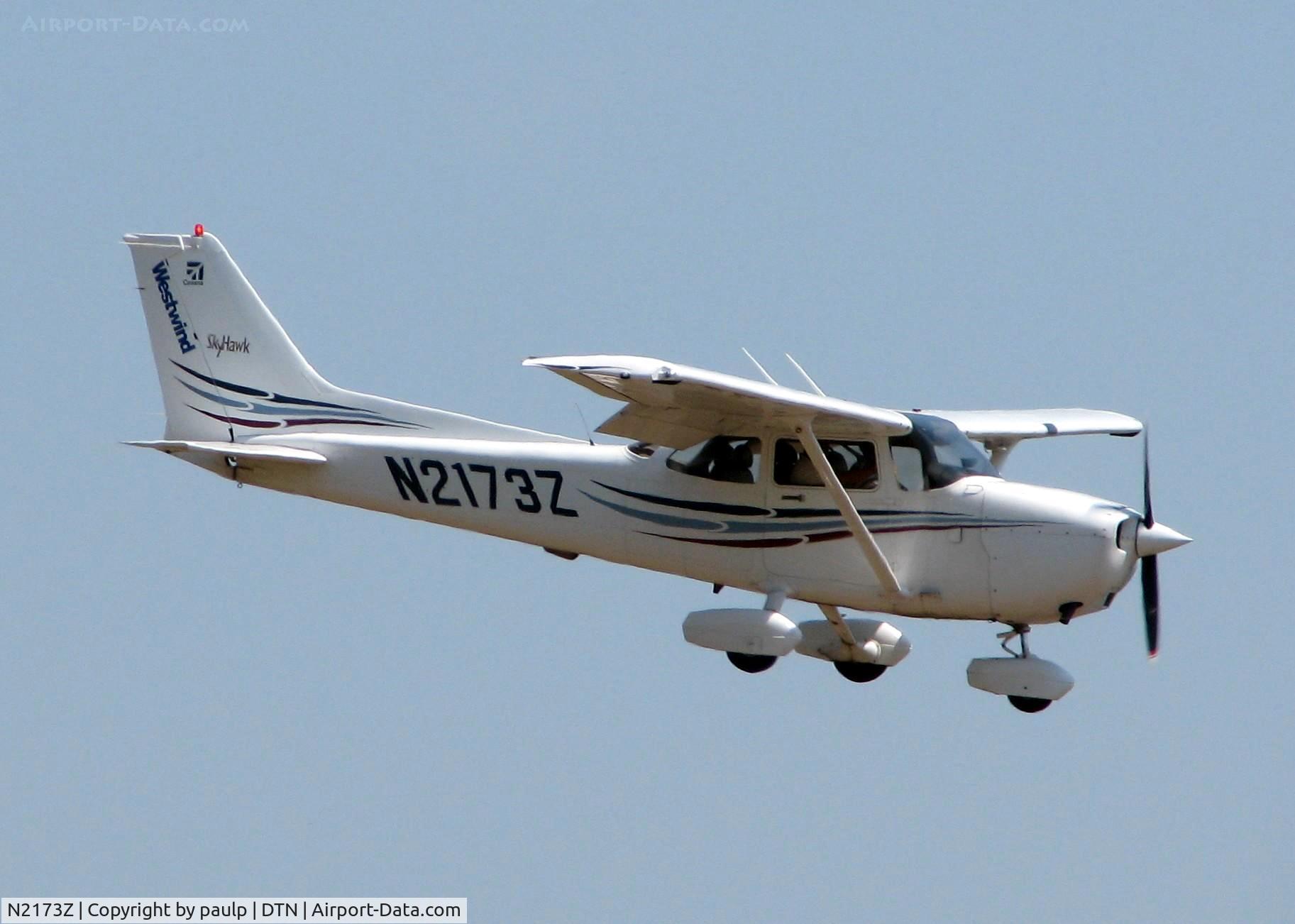 N2173Z, 2004 Cessna 172R C/N 17281216, Landing at Downtown Shreveport.