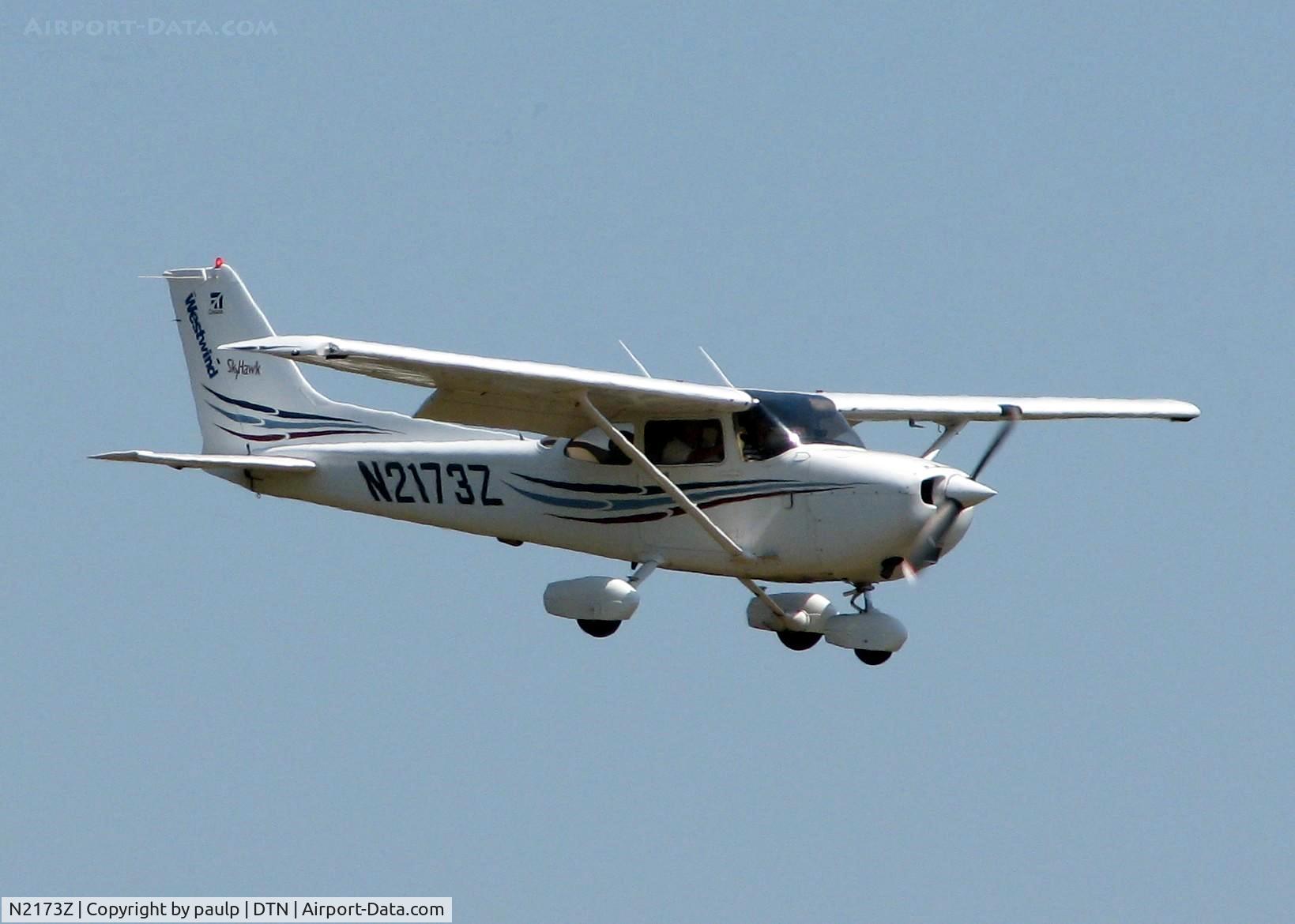 N2173Z, 2004 Cessna 172R C/N 17281216, Landing at Downtown Shreveport.