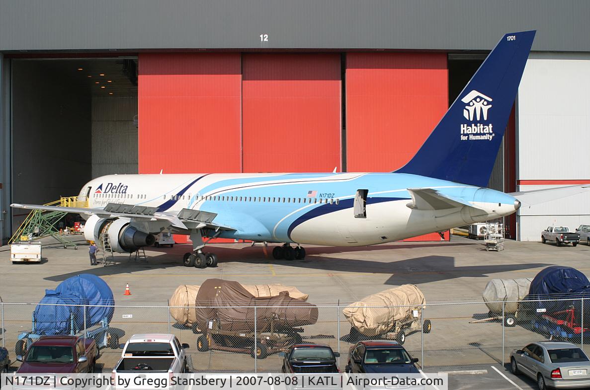 N171DZ, 1998 Boeing 767-332 C/N 29690, In Atlanta for a little work and TLC at the TOC.