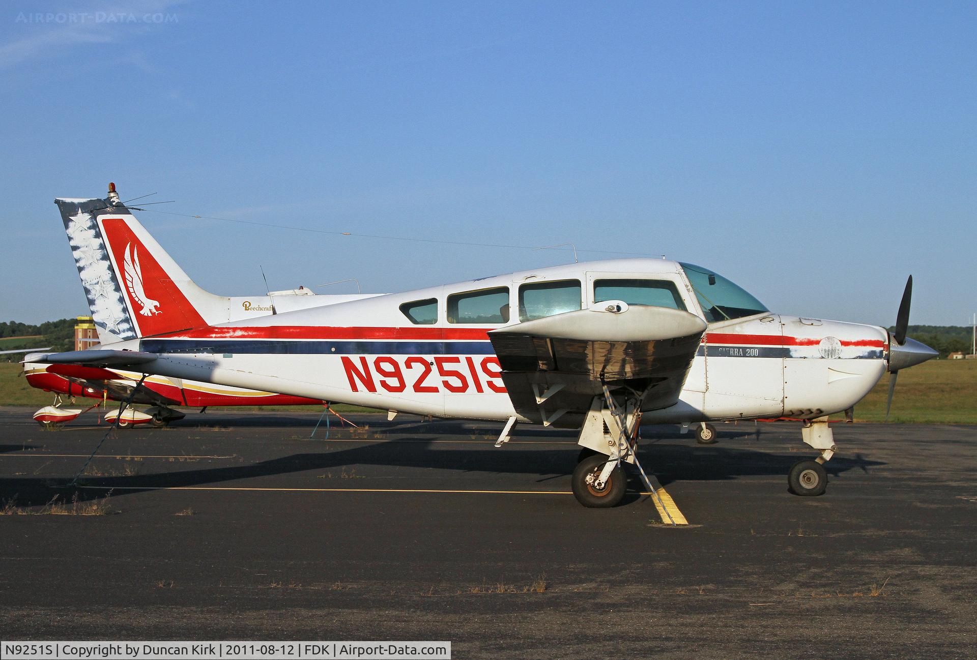 N9251S, 1975 Beech B24R Sierra C/N MC-387, On the crowded ramp
