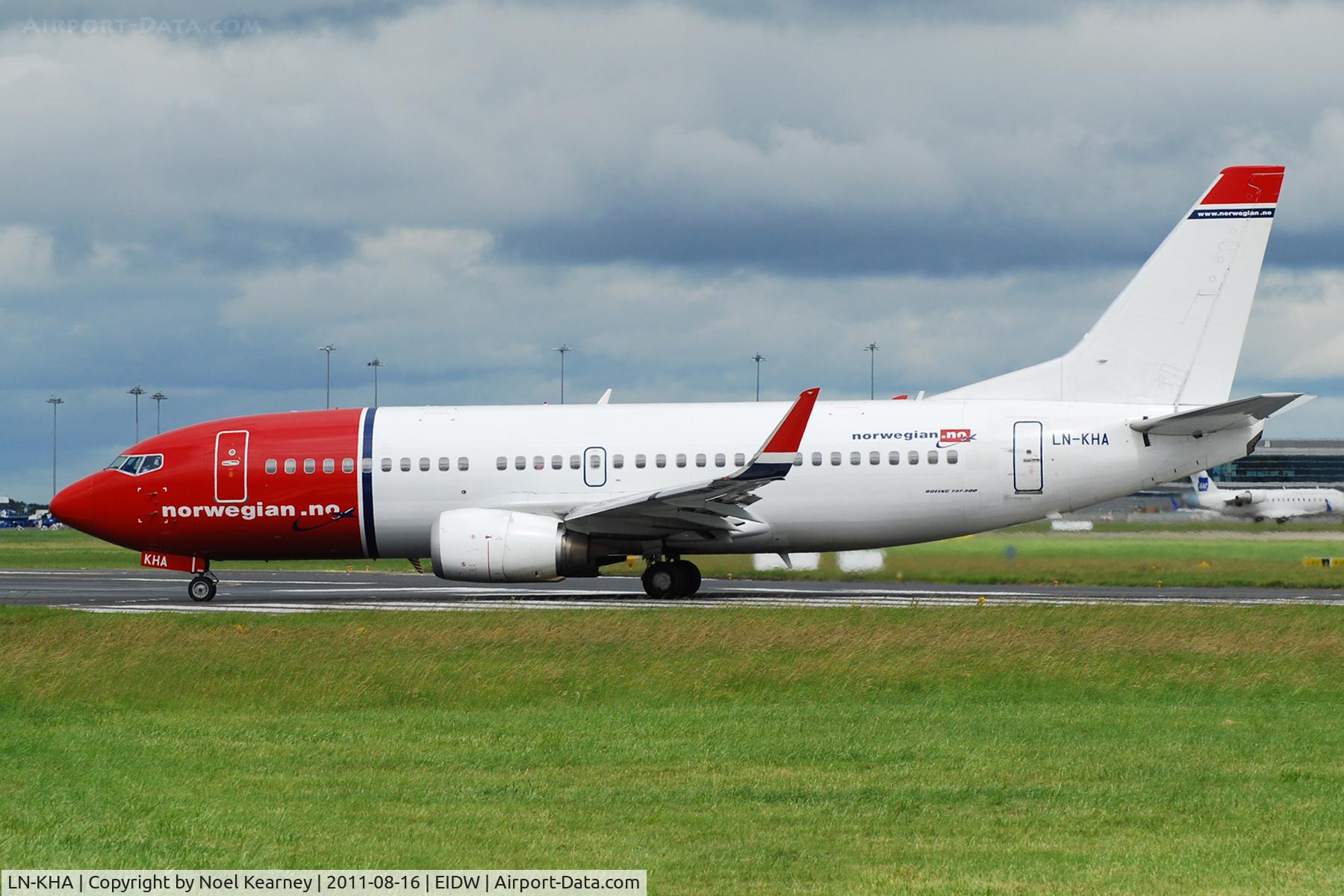 LN-KHA, 1998 Boeing 737-31S C/N 29100, Lining up for departure off Rwy 28