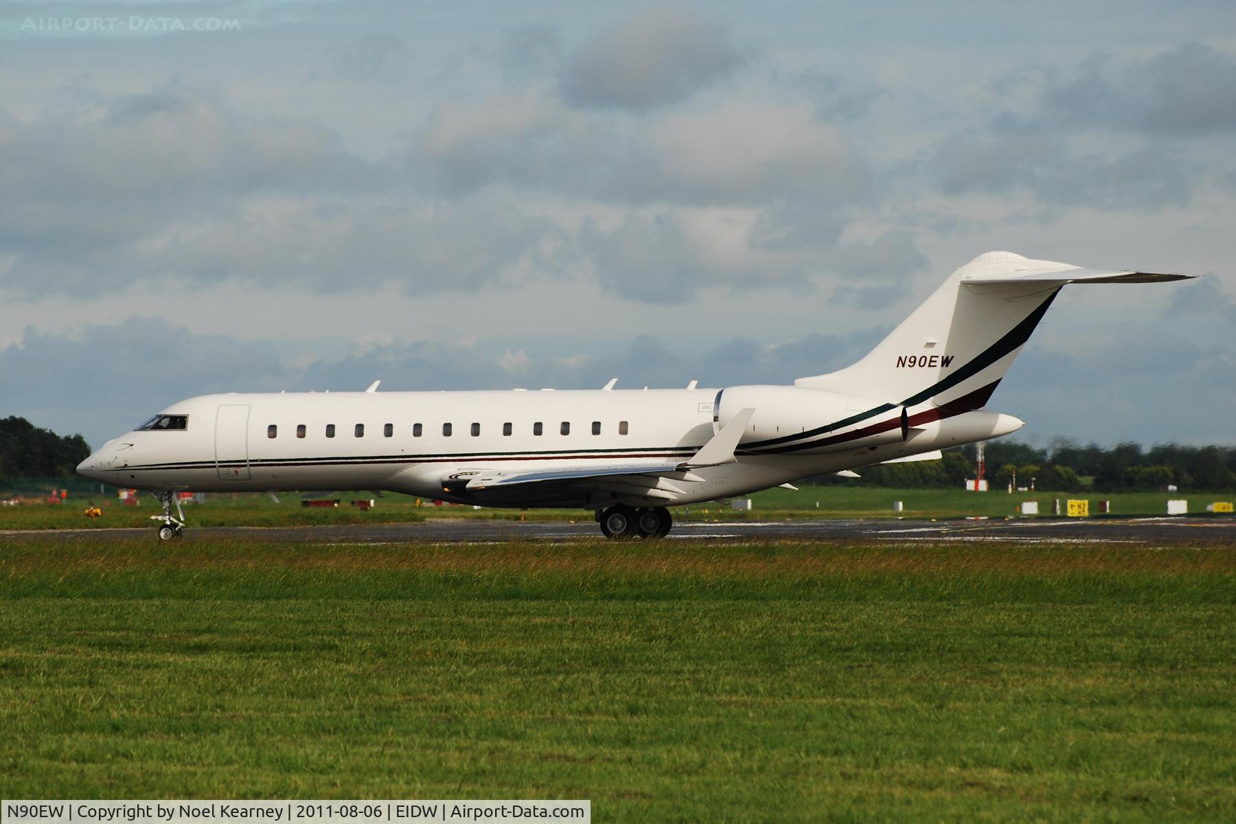 N90EW, 1999 Bombardier BD-700-1A11 Global Express C/N 9039, Departing off Rwy 28