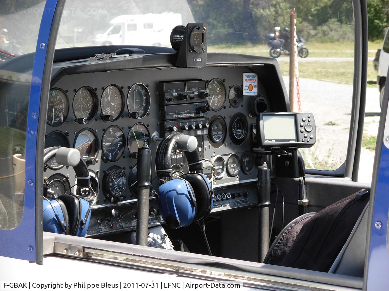 F-GBAK, Robin DR-400-140B 80 Major C/N 1292, Close up on panel.