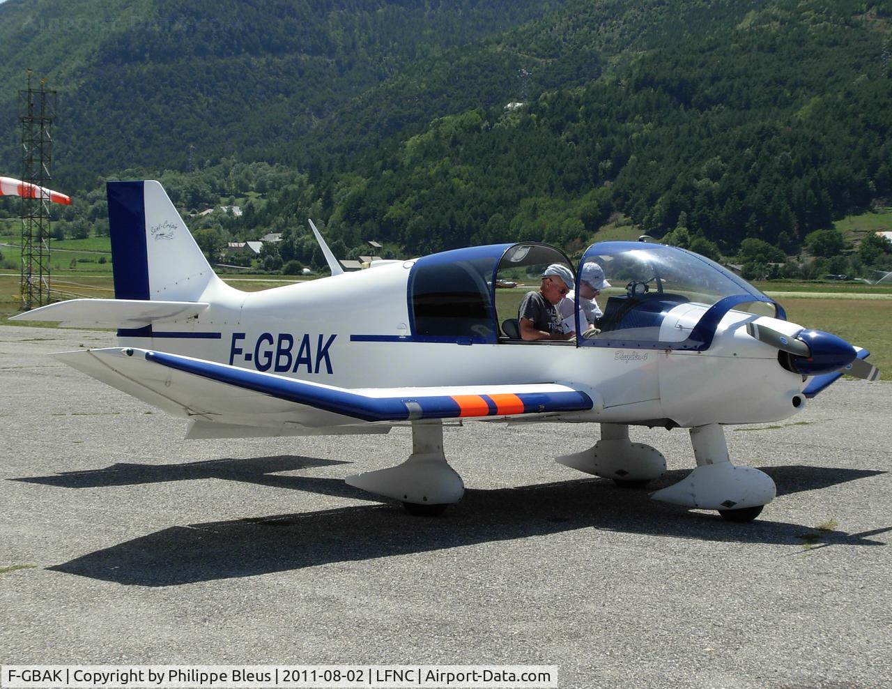 F-GBAK, Robin DR-400-140B 80 Major C/N 1292, Preparing for another flight.