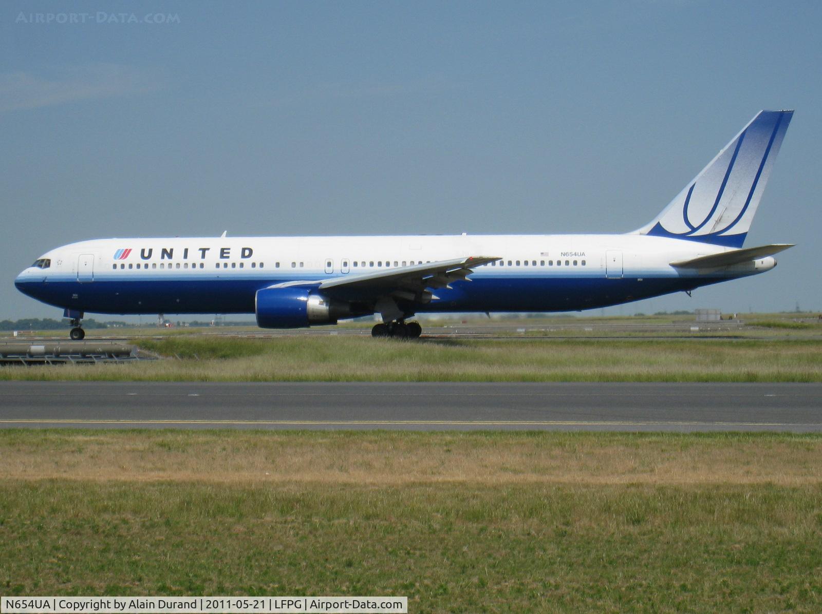 N654UA, 1992 Boeing 767-322ER C/N 25392, UA currently serves CDG with a 772, 3 763s, 1 764 and 1 752(W). UA's 763s such as N654UA still in the dress introduced in 2004 all come up with the original wingtips