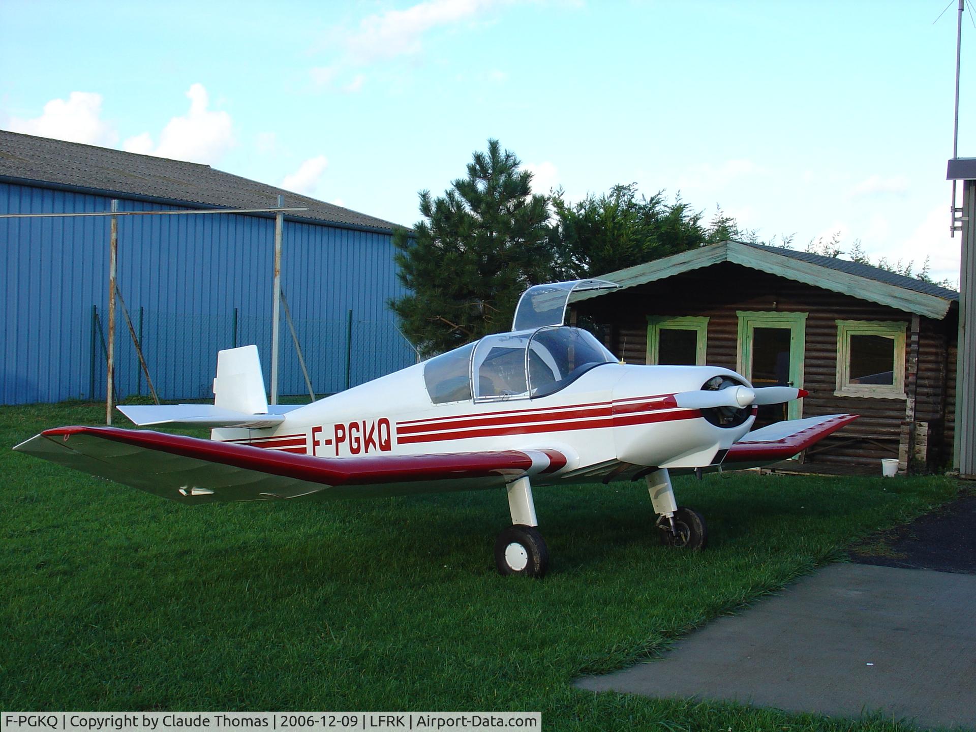 F-PGKQ, Jodel D-112 C/N 108, In front of the clubhouse of 