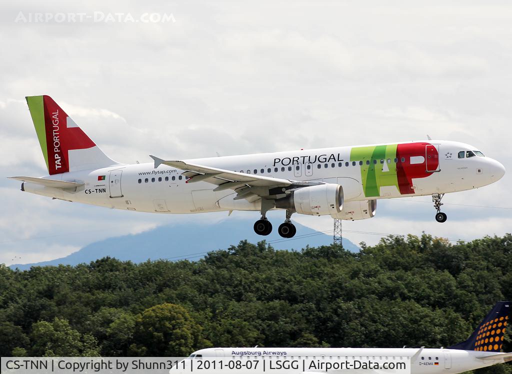CS-TNN, 2002 Airbus A320-214 C/N 1816, Landing rwy 23