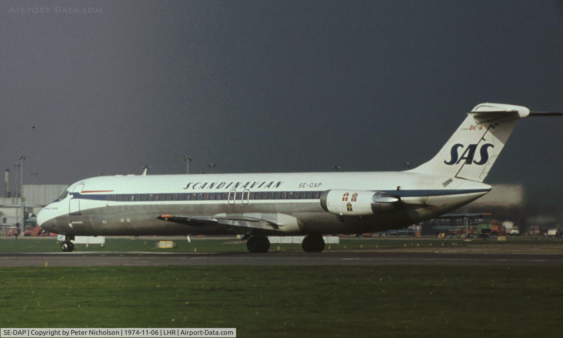 SE-DAP, 1971 Douglas DC-9-41 C/N 47512, DC-9-41 named Torgils Viking of SAS preparing for take-off on Runway 27L at Heathrow in November 1974.