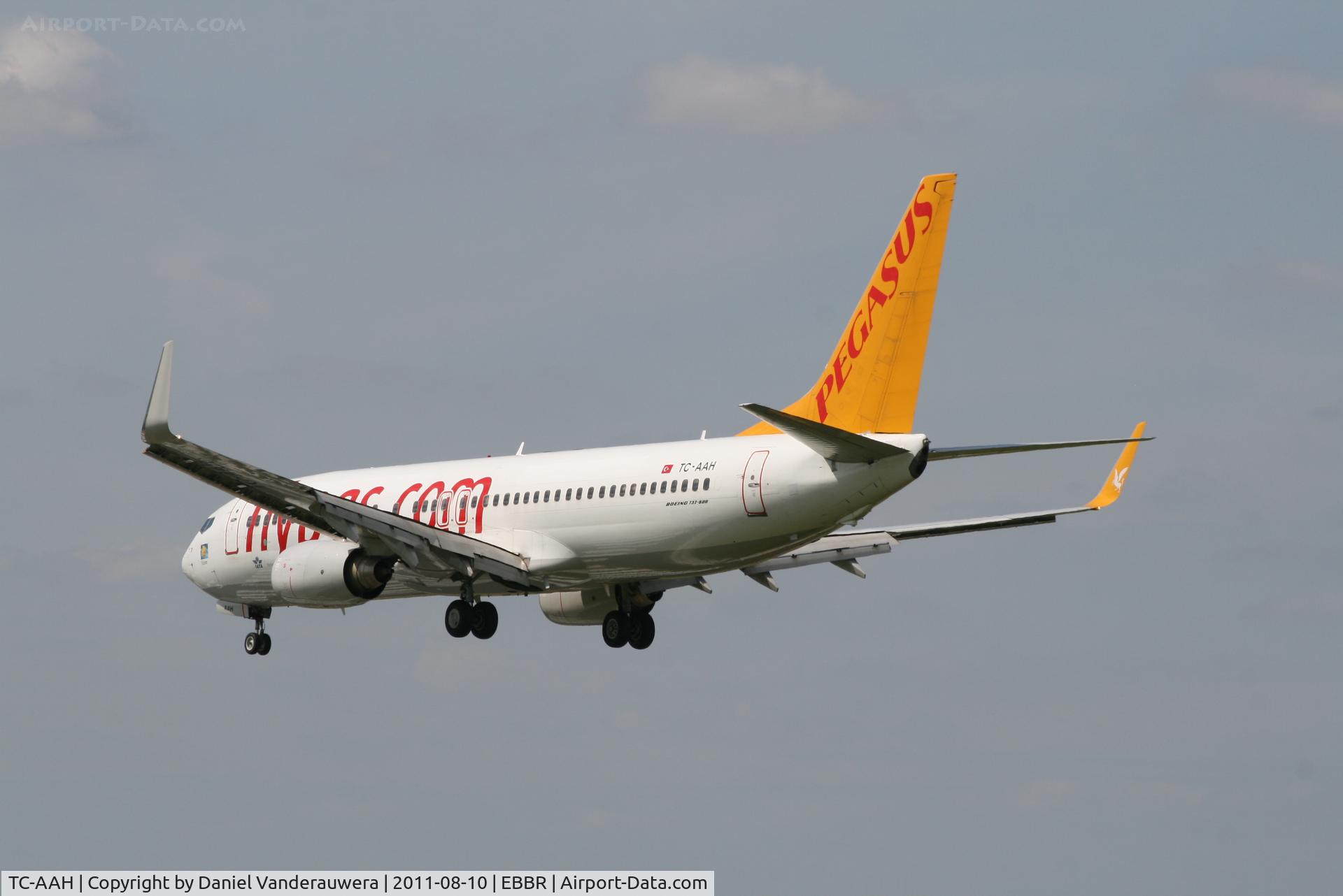 TC-AAH, 2008 Boeing 737-82R C/N 35701/2496, Flight PC5327 is descending to RWY 25L