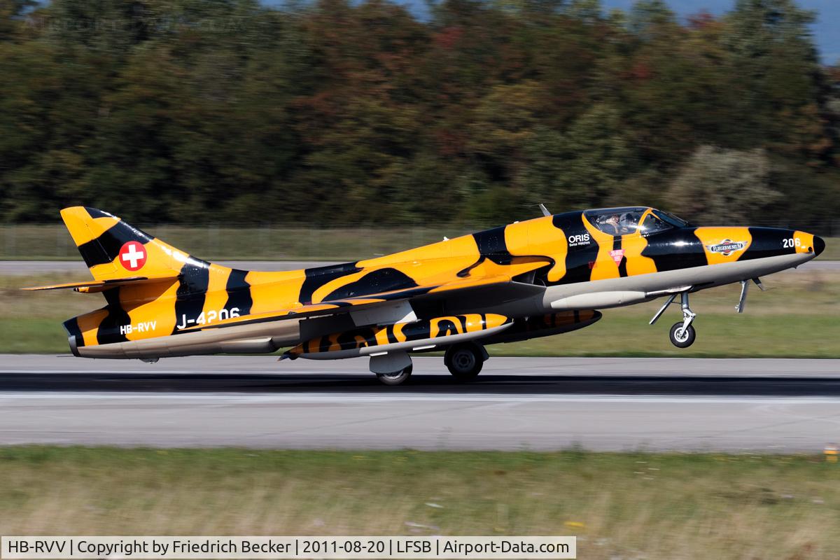 HB-RVV, 1968 Hawker Hunter T.68 C/N 41H-670841, decelerating after touchdown