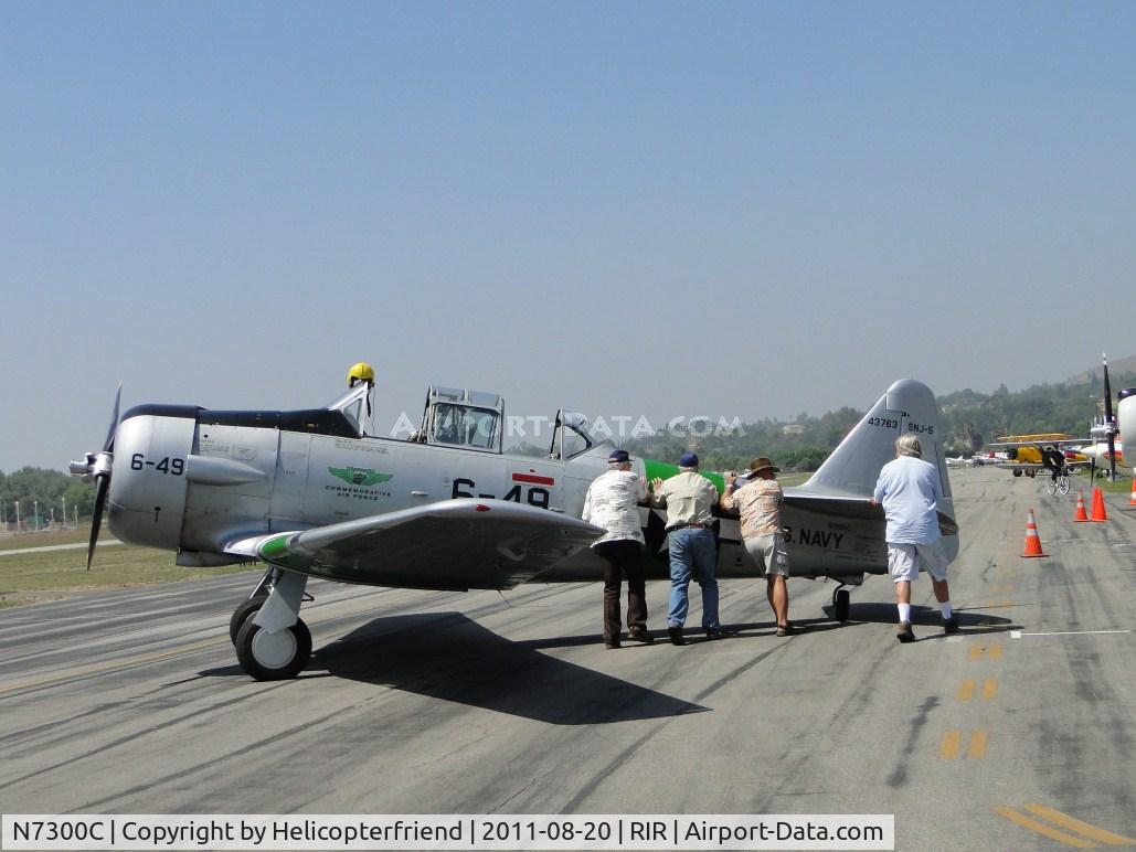 N7300C, 1958 North American AT-6D Harvard II C/N 43763, Man power to place the ship in proper position to taxi to runway to take a passenger for a ride