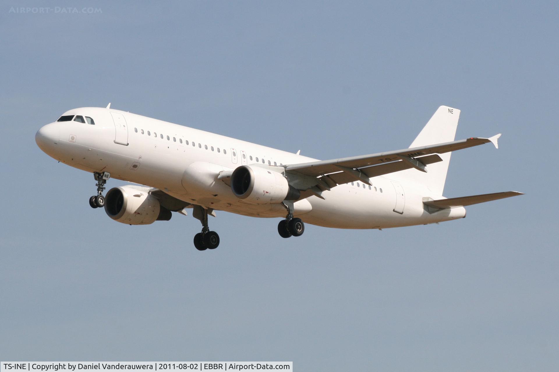 TS-INE, 1991 Airbus A320-211 C/N 222, Arrival of flight BJ5124 to RWY 25L
