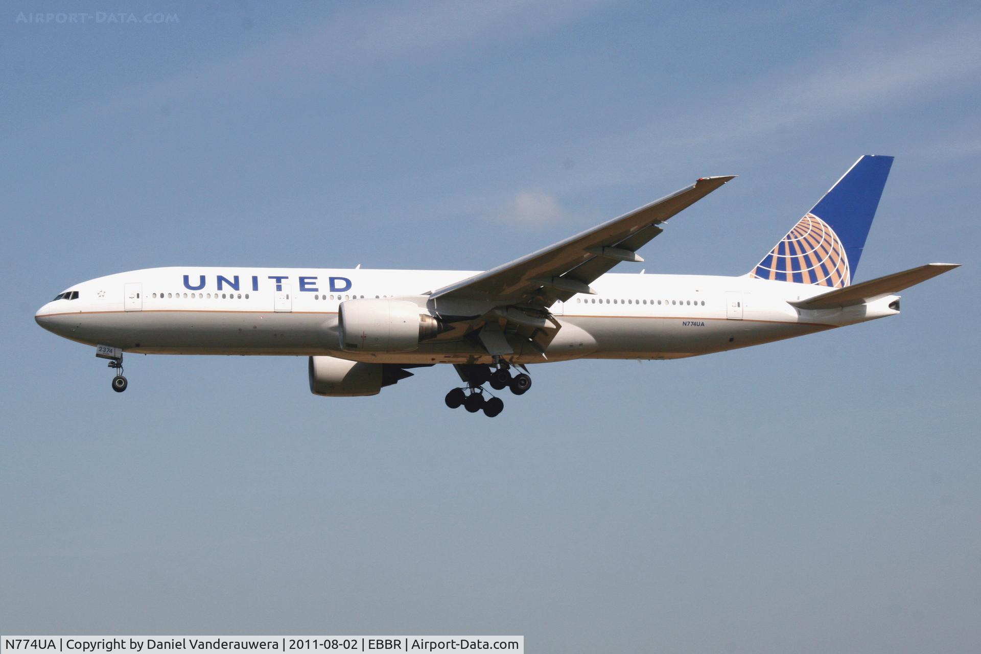 N774UA, 1996 Boeing 777-222 C/N 26936, Arrival of flight UA950 to RWY 25L