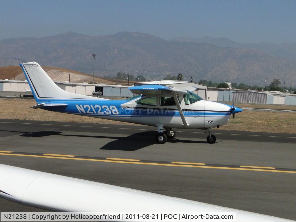 N21238, 1972 Cessna 182P Skylane C/N 18261508, Taxiing away from display area