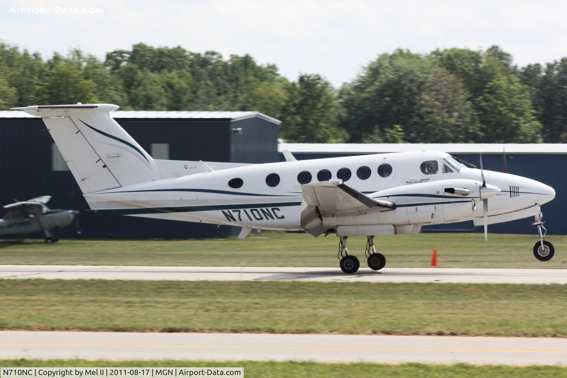 N710NC, 1977 Beech 200 C/N BB-322, NKT100 - KORD-KMGN - Landing RWY 28