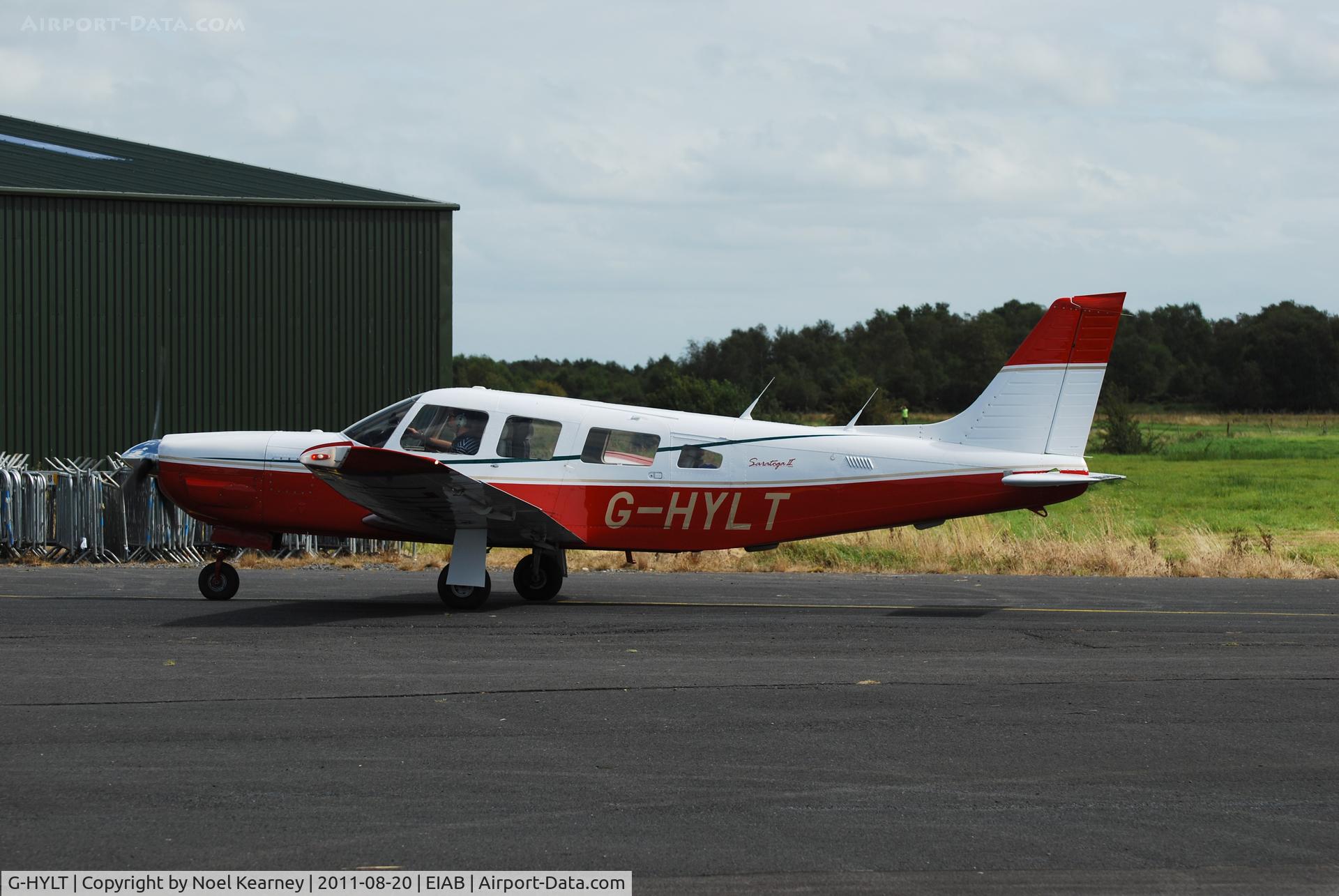 G-HYLT, 1982 Piper PA-32R-301 Saratoga SP C/N 32R-8213001, Taxi-ing to the ramp at Abbeyshrule.