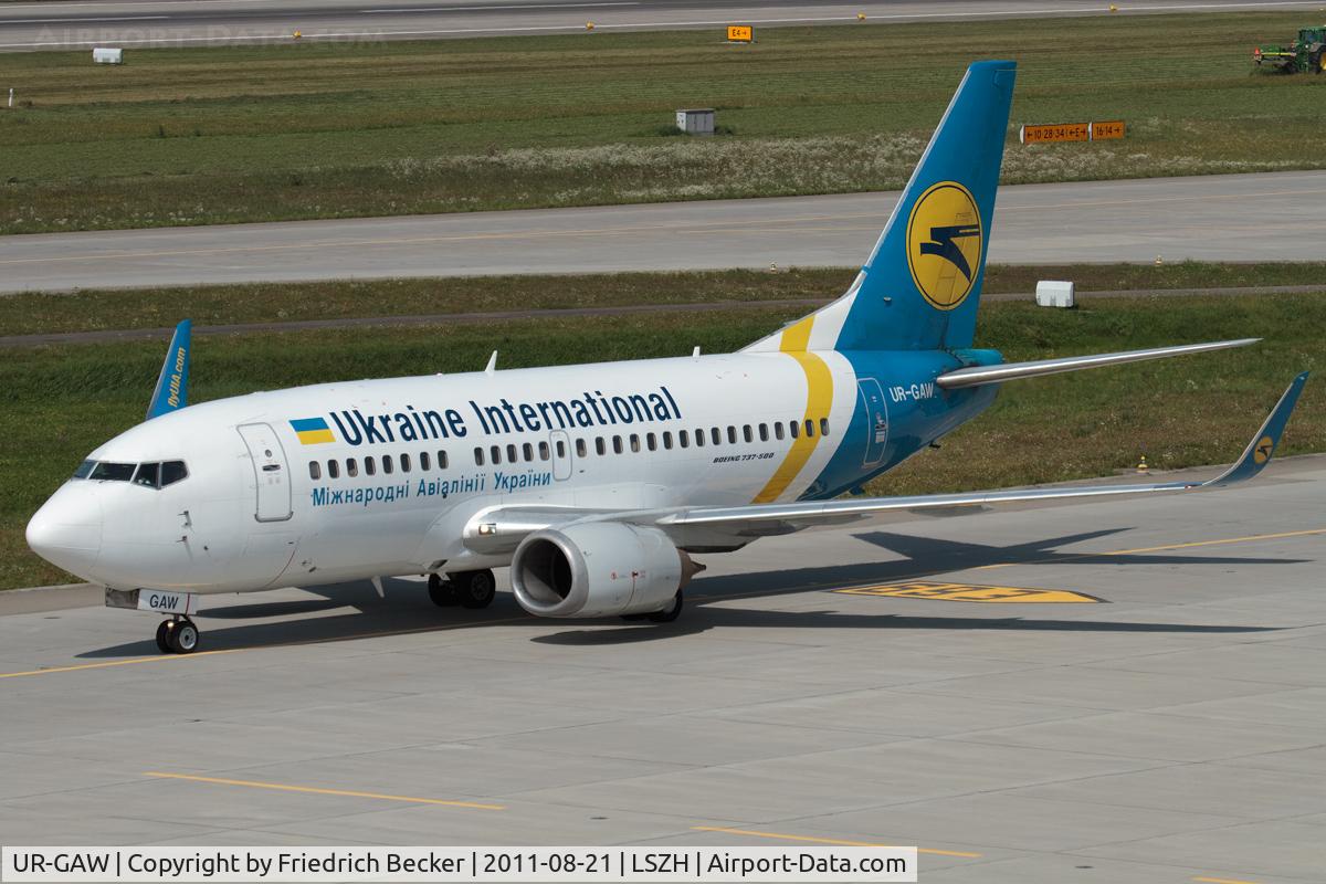 UR-GAW, 1991 Boeing 737-5Y0 C/N 24898, taxying to the gate E62