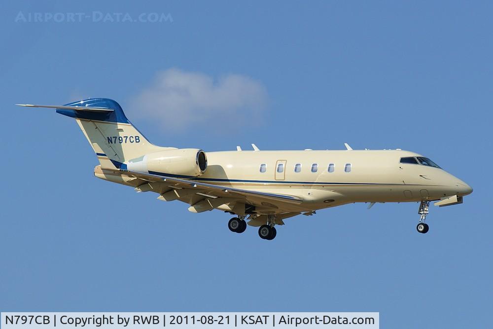 N797CB, 2007 Bombardier Challenger 300 (BD-100-1A10) C/N 20158, Landing 12R