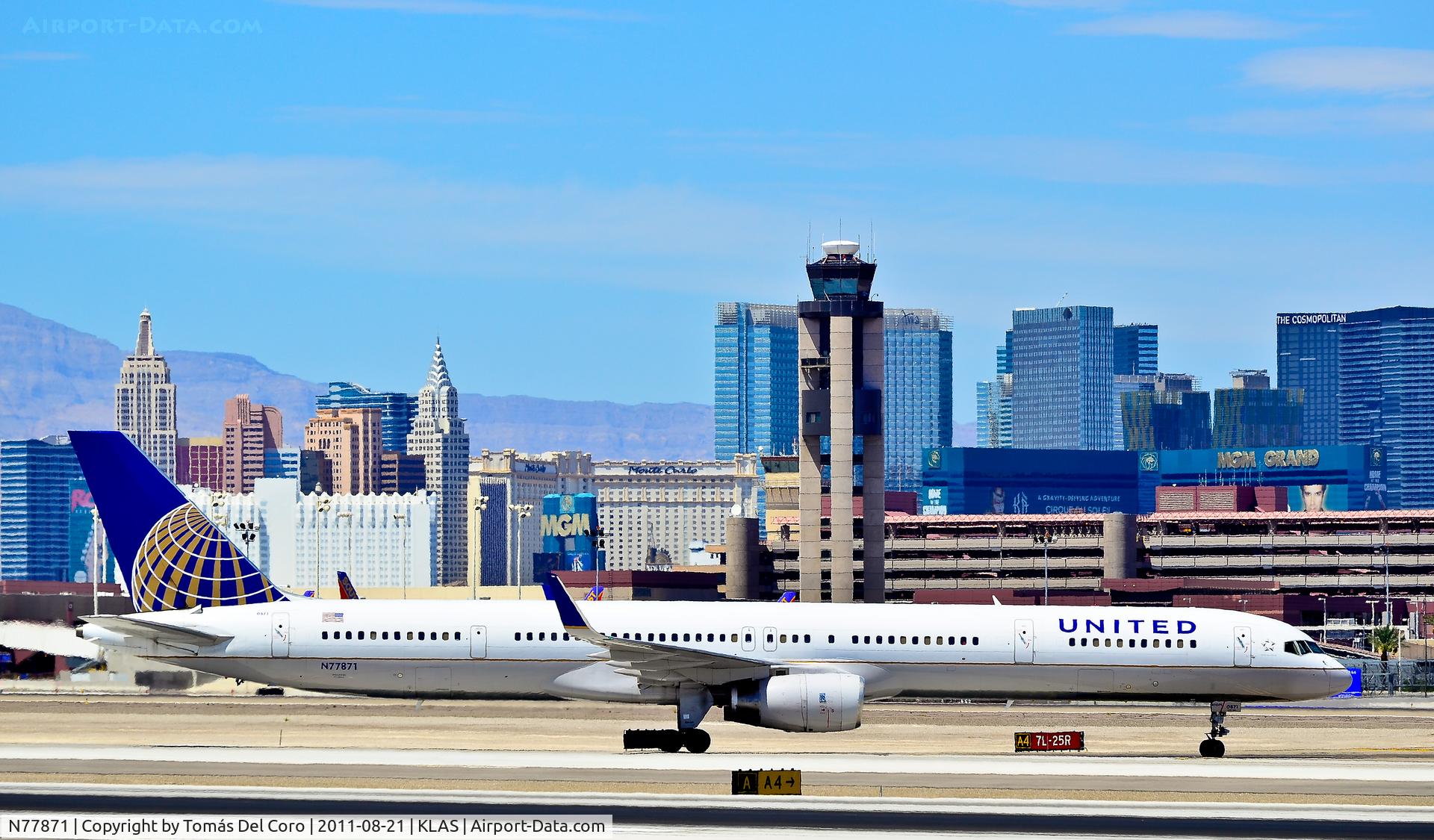 N77871, 2003 Boeing 757-33N C/N 33526, N77871 United Airlines 2003 Boeing 757-33N C/N 33526

Las Vegas - McCarran International (LAS / KLAS)
USA - Nevada, August 21, 2011
Photo: Tomás Del Coro