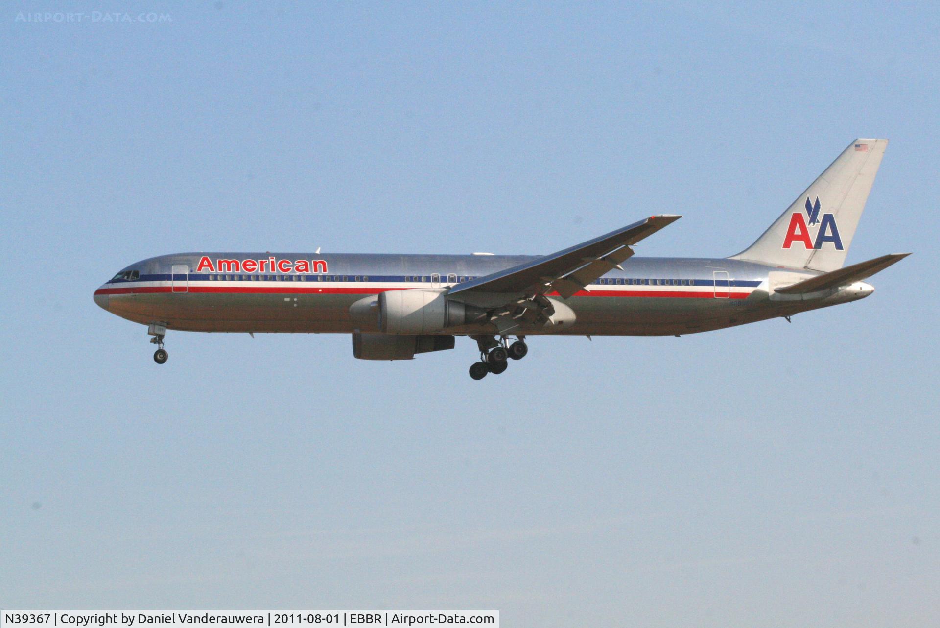 N39367, 1991 Boeing 767-323 C/N 25194, Arrival of flight AA088 to RWY 25L