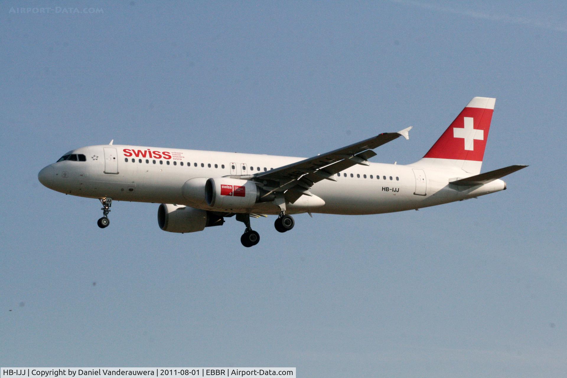 HB-IJJ, 1996 Airbus A320-214 C/N 585, Arrival of flight LX786 to RWY 25L