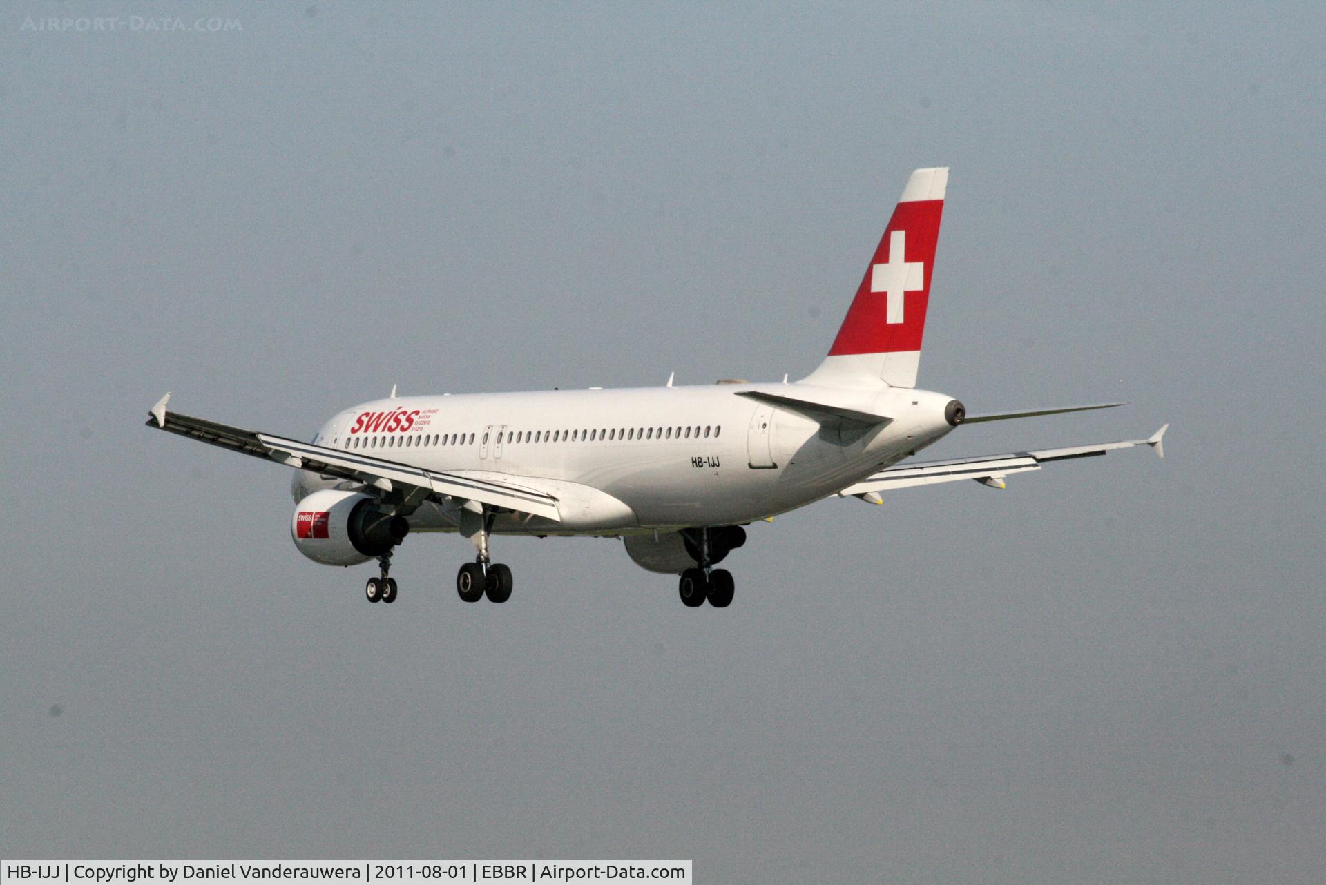 HB-IJJ, 1996 Airbus A320-214 C/N 585, Flight LX786 is descending to RWY 25L