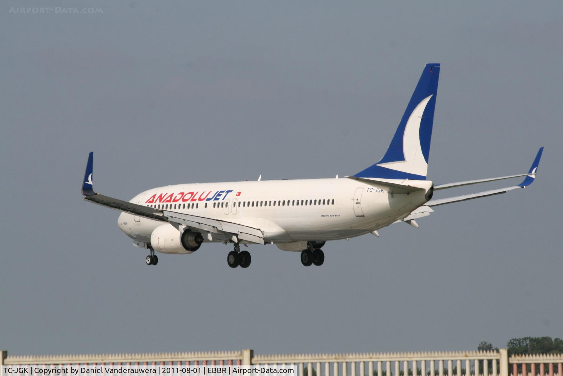 TC-JGK, 2006 Boeing 737-8F2 C/N 34409, Flight TK7352 is descending to RWY 25L