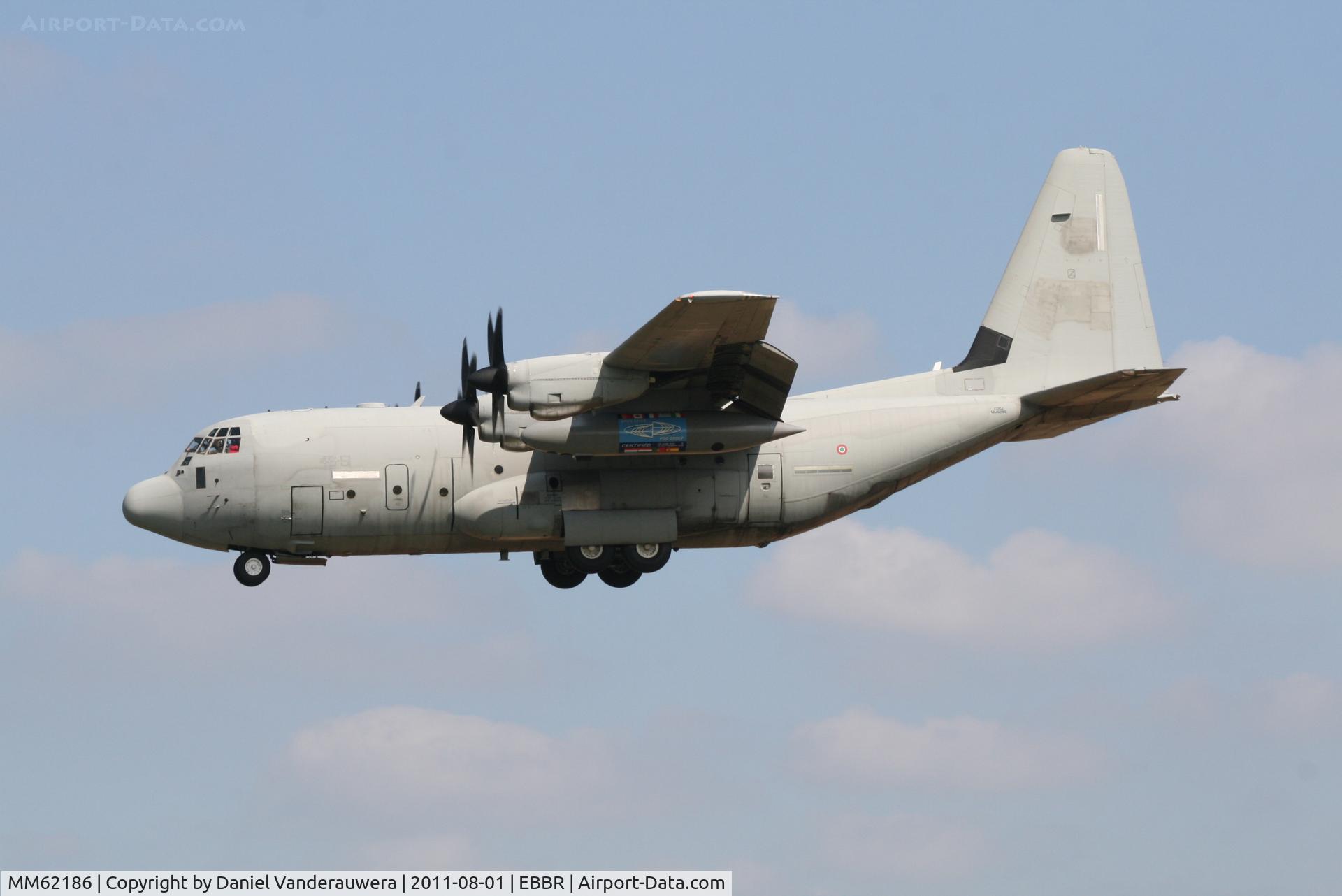 MM62186, Lockheed Martin C-130J-30 Super Hercules C/N 382-5520, Descending to RWY 25L