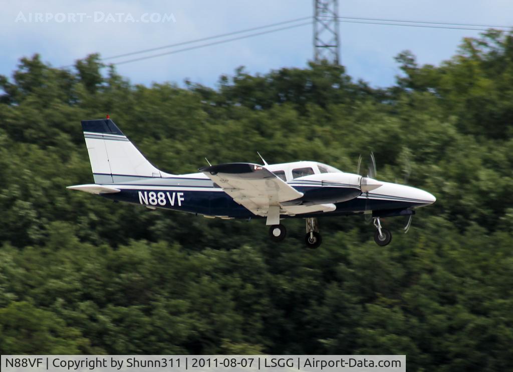 N88VF, 1982 Piper PA-34-220T Seneca C/N 34-8233171, Landing rwy 23