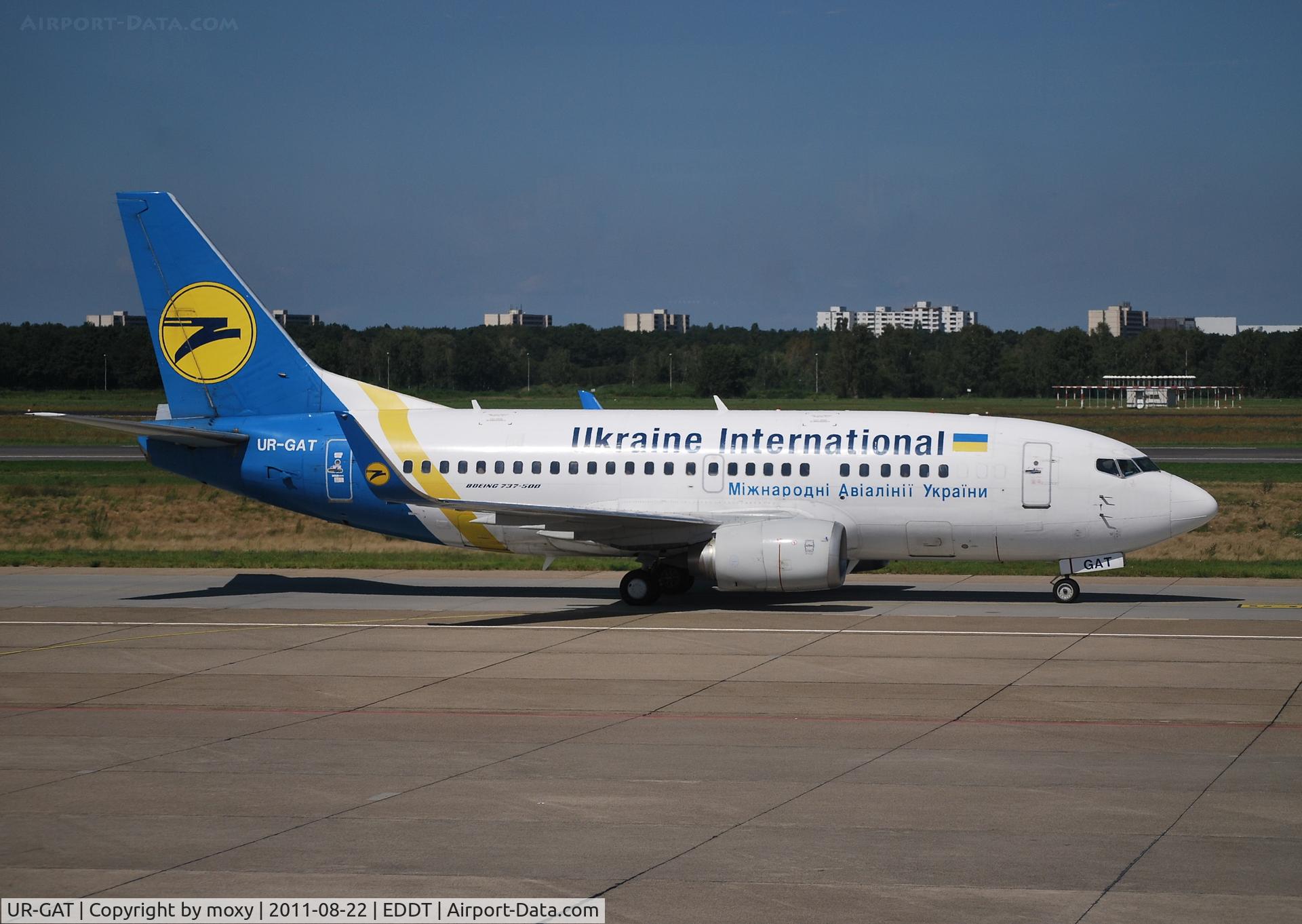 UR-GAT, 1993 Boeing 737-528 C/N 25237, B737-528 (WL) taxiing to stand at Berlin-Tegel.
