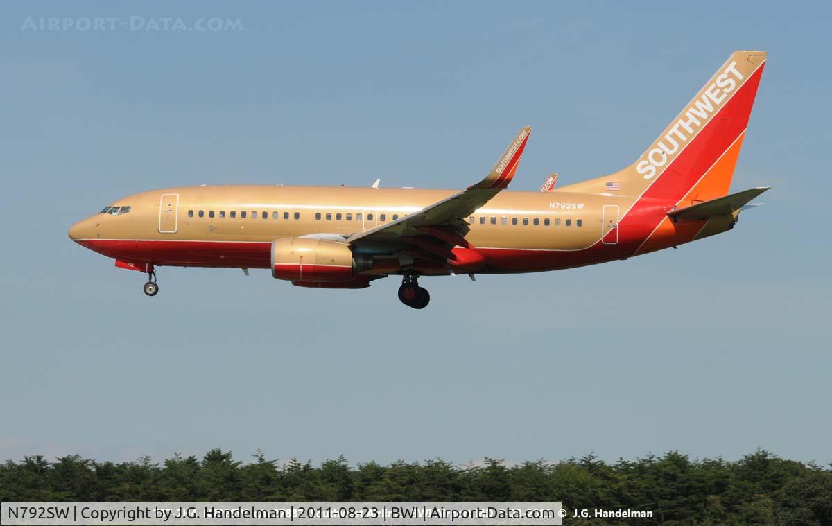 N792SW, 2000 Boeing 737-7H4 C/N 27887, on final to 33L