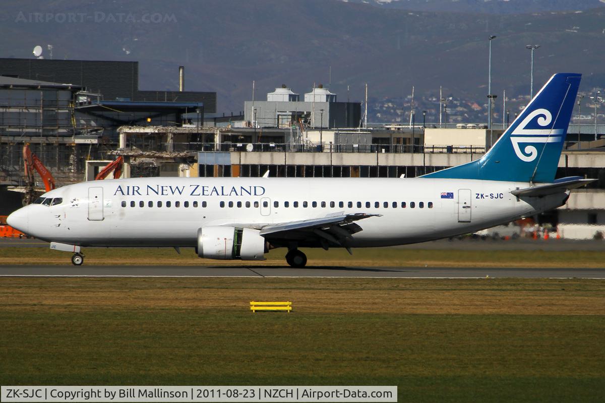 ZK-SJC, 1998 Boeing 737-3U3 C/N 28738, reversers on after landing on 02