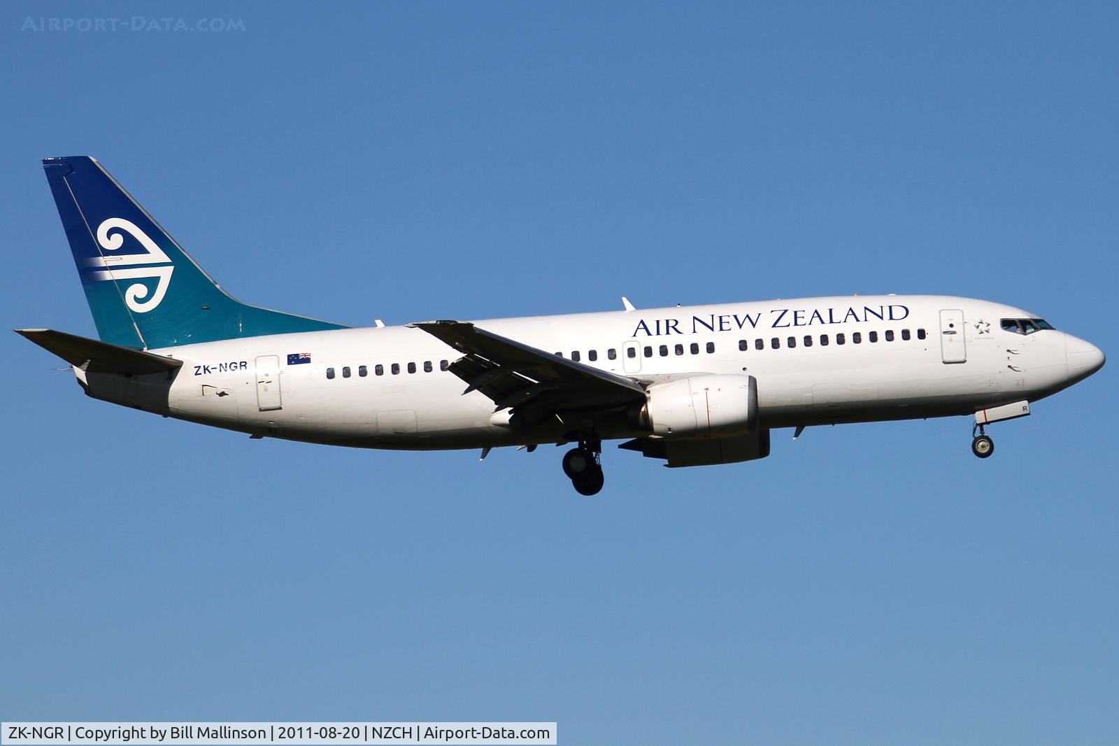 ZK-NGR, 1998 Boeing 737-33A C/N 27460, finals to 20