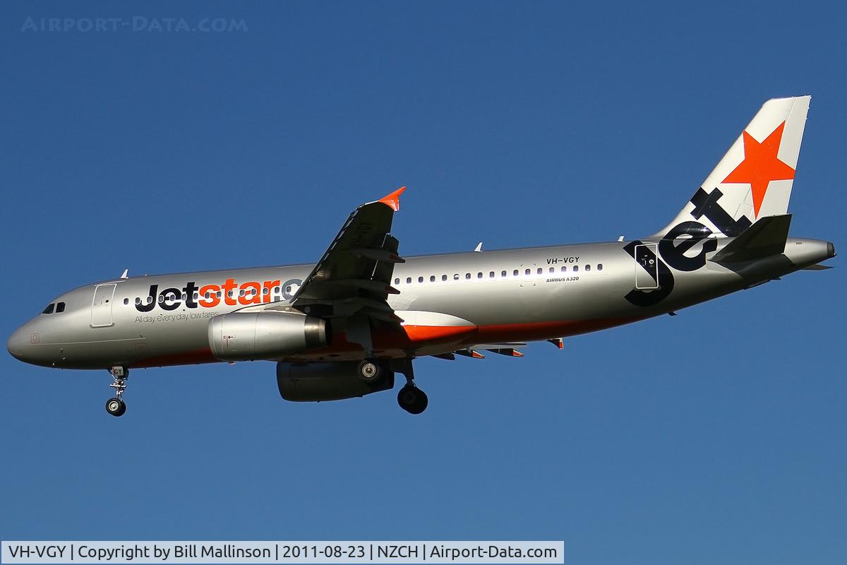 VH-VGY, 2010 Airbus A320-232 C/N 4177, finals to 02