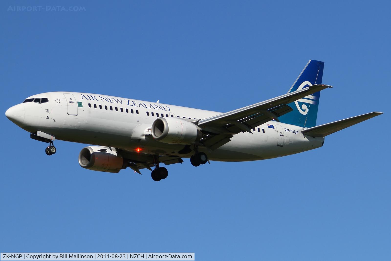 ZK-NGP, 1998 Boeing 737-33A C/N 27459, finals to 02