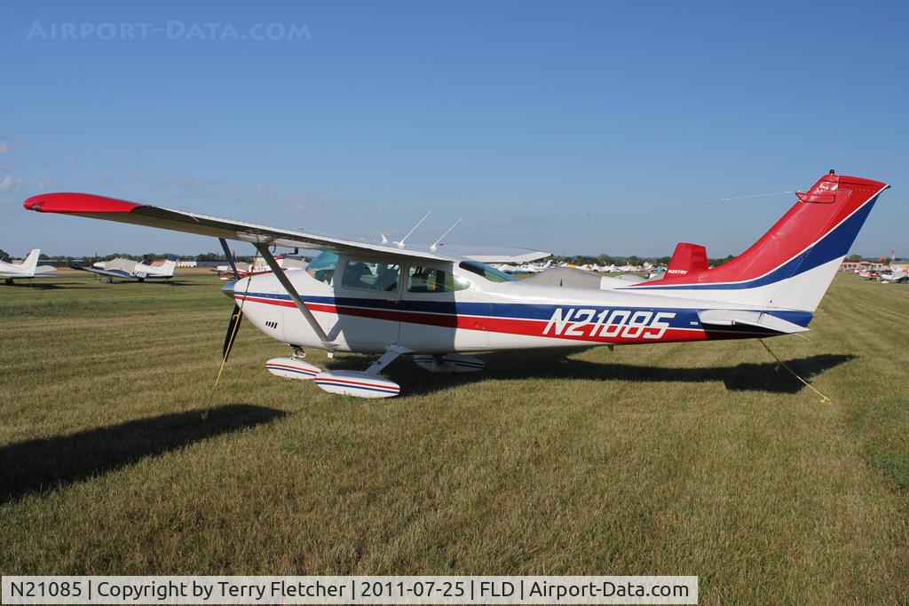 N21085, 1972 Cessna 182P Skylane C/N 18261402, 1972 Cessna 182P, c/n: 18261402 at Fond Du Lac