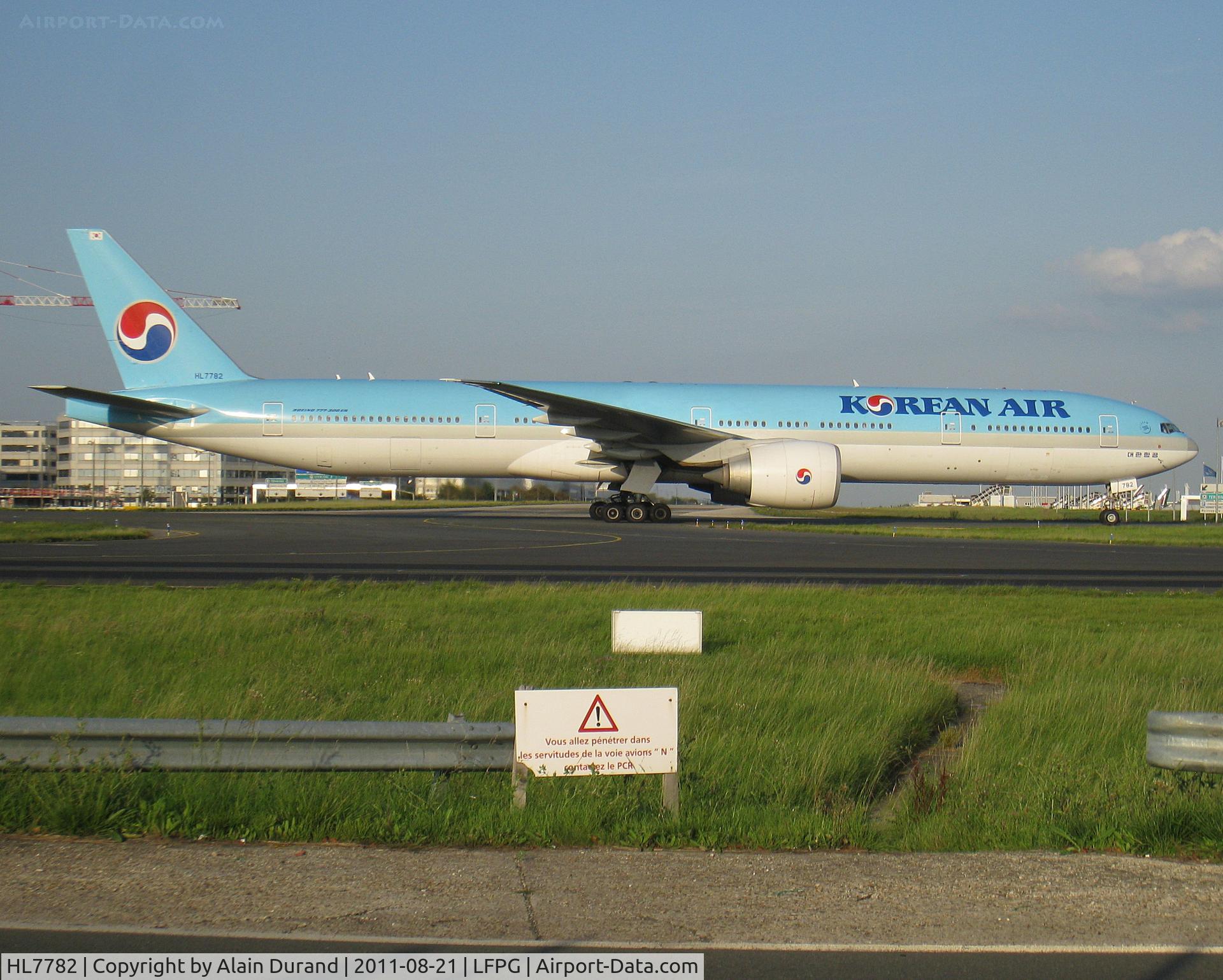 HL7782, 2009 Boeing 777-3B5/ER C/N 37643, Korean Air has been serving CDG for decades and was one of the very last airlines of Asia to operate the passenger 747 on the route. The 744 in use for over 20 years recently surrendered to a mix of Triple 7s