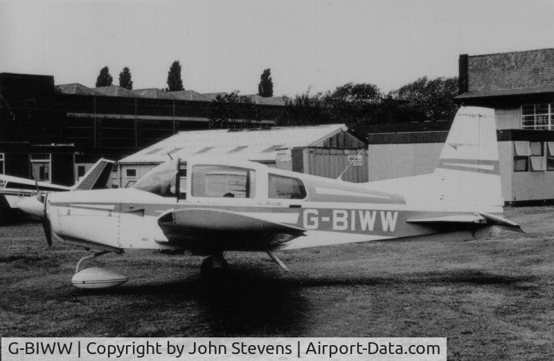 G-BIWW, 1972 American Aviation AA-5 Traveler C/N AA5-0263, Late 90's