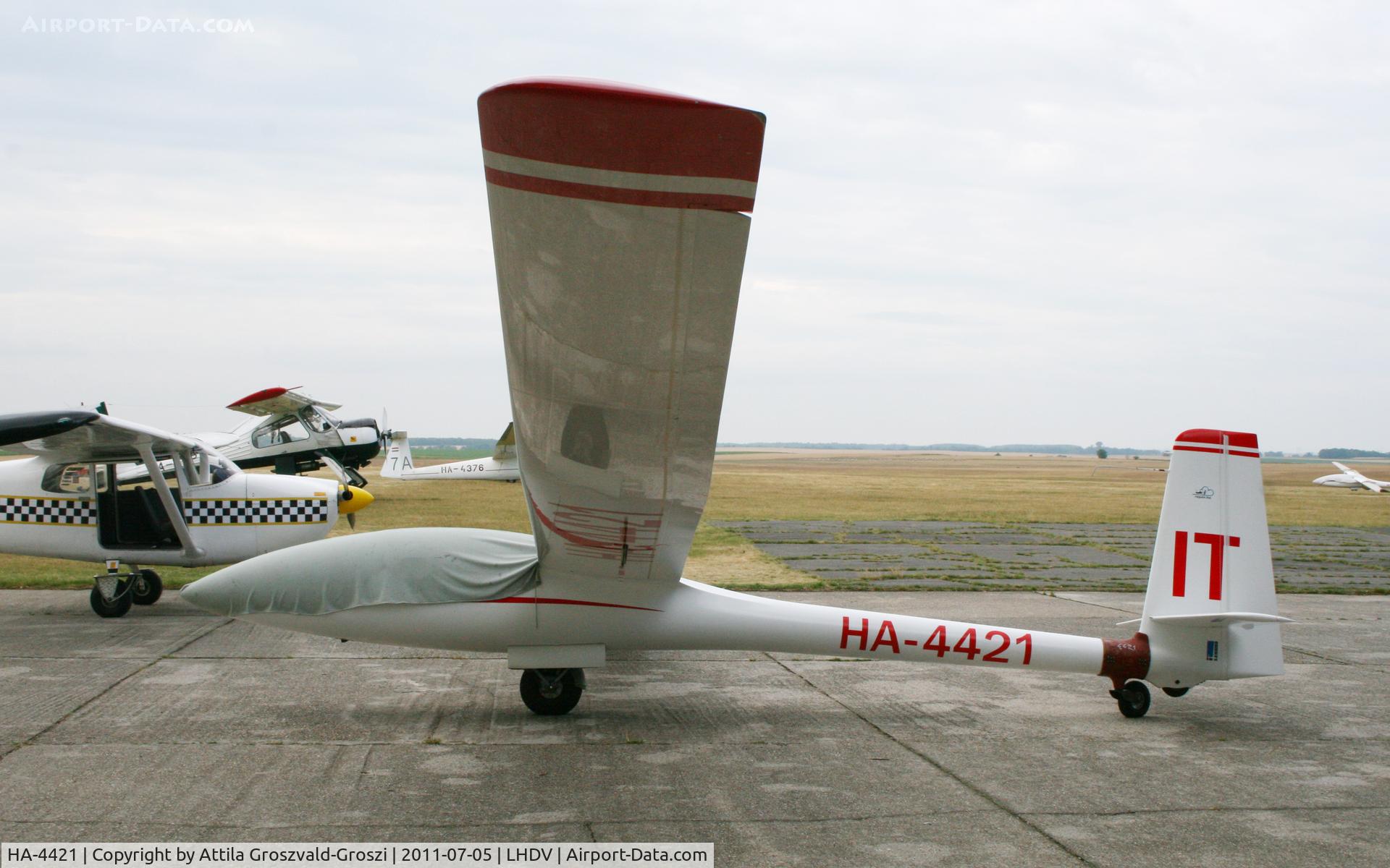 HA-4421, 1981 PZL-Bielsko SZD-42-2 Jantar 2B C/N B-1127, Dunaujváros Airport - Hungary