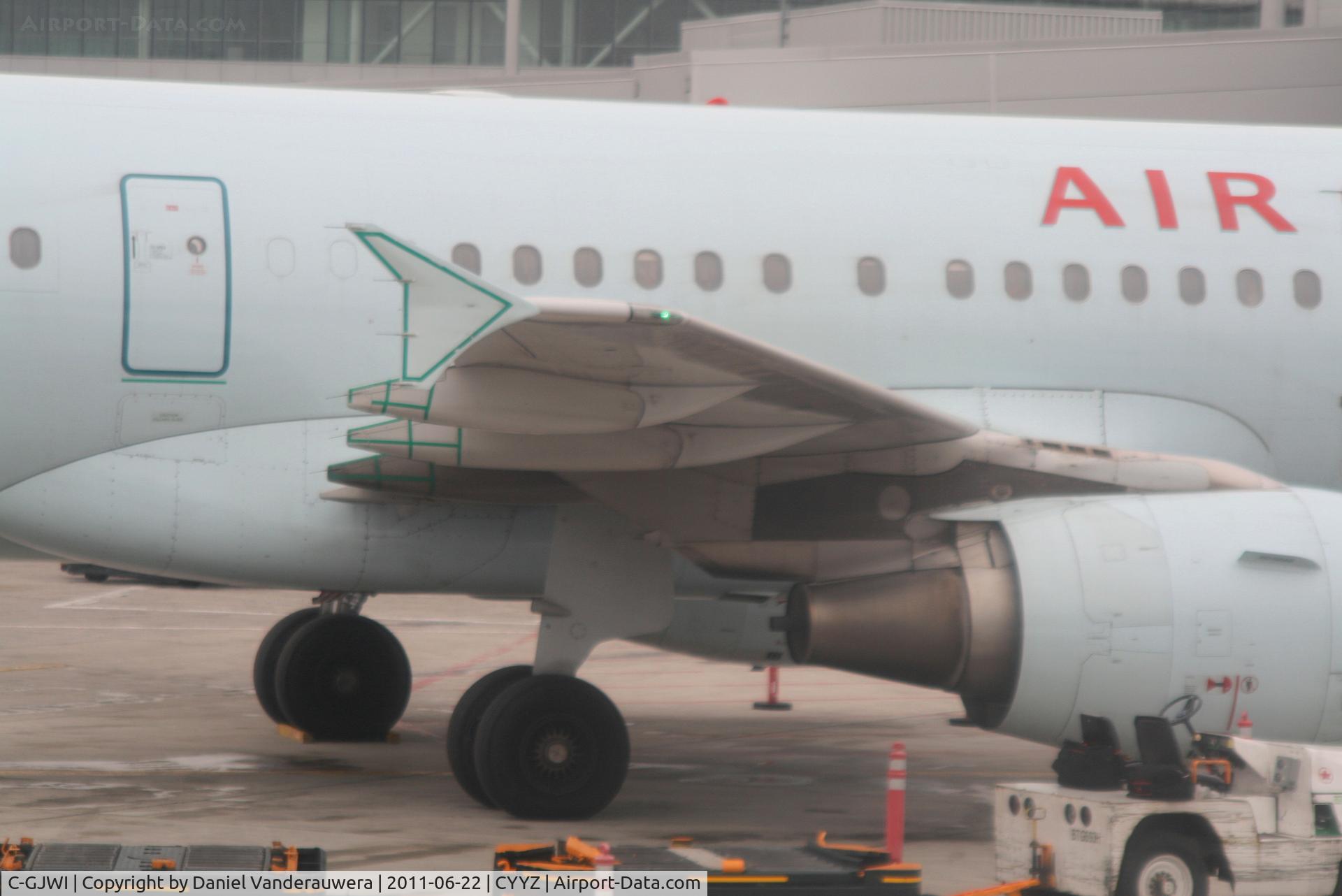 C-GJWI, 2002 Airbus A321-211 C/N 1772, Close-up